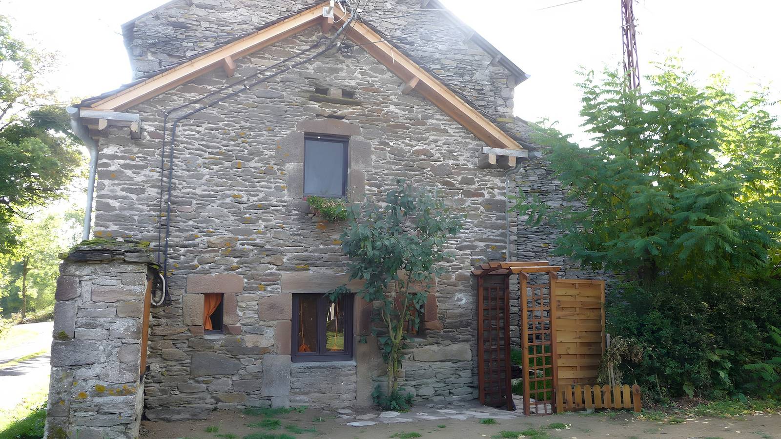 Acogedor gîte con jardín privado y Wi-Fi en Salles-Curan in Salles-Curan, Aveyron (desambiguación)