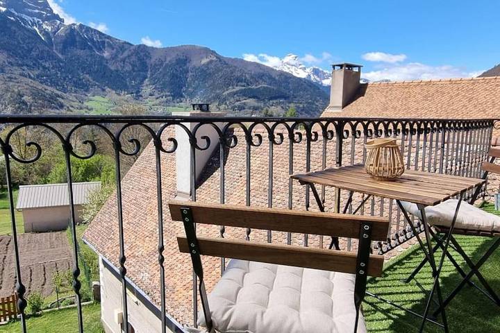 Gîte pour 4 personnes, avec Balcon ainsi que Terrasse et Vue à Aspres-lès-Corps