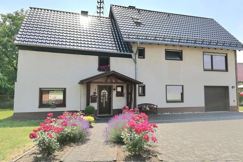 Ganze Wohnung, Ferienwohnung Engels - Neue Allergiker-Ferienwohnung mit Terrasse im Ww in Altenkirchen & Umgebung