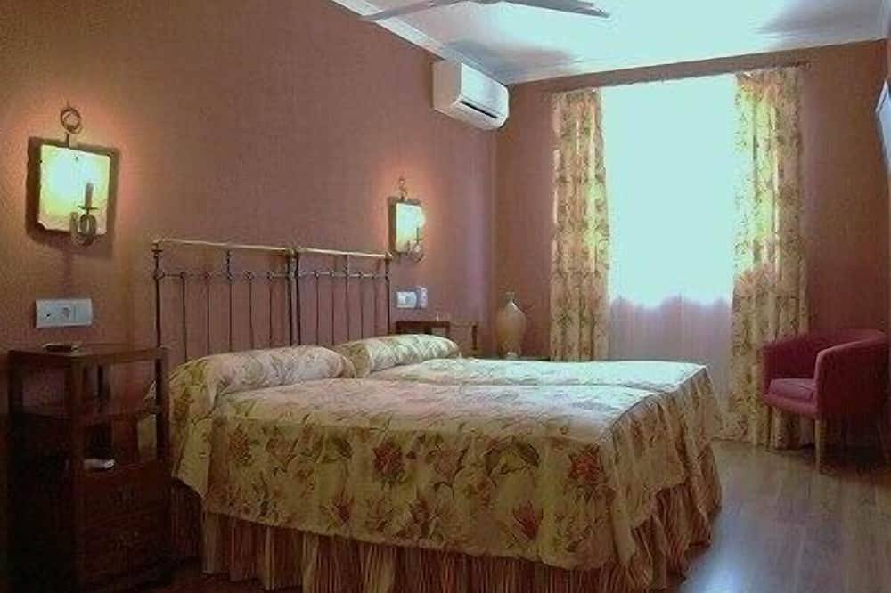Cottage mit Charme und mit großem Garten, Pool und Terrasse. in Écija (Sevilla), Écija