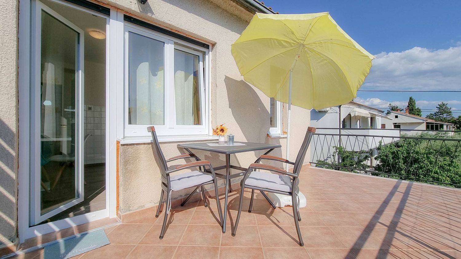 Cały apartament, Hundefreundliches und modernes Apartment nur 600 Meter zum Strand mit Grillbereich in Novigrad, Umag i okolice