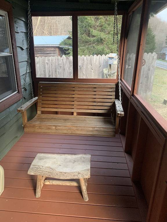 Ruhige kleine Hütte am Ufer eines ruhigen Forellenbach entfernt in Ashe County