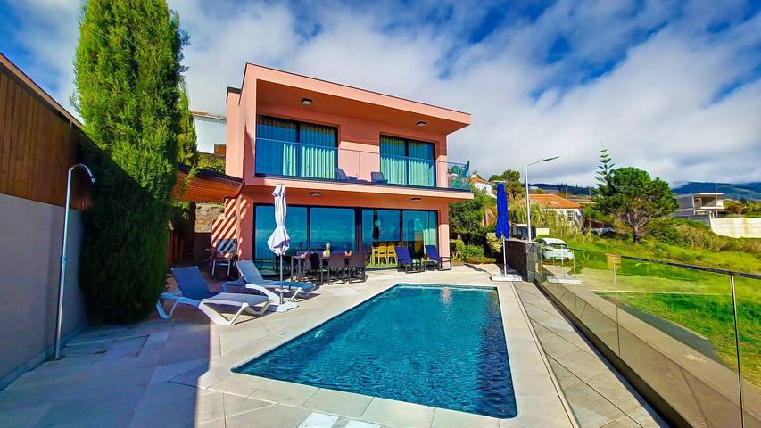 Casa de férias para 4 pessoas, com vista para o mar e piscina e ainda jardim em Madeira