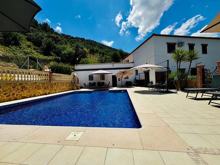 Gîte pour 2 personnes, avec piscine ainsi que jardin et vue, animaux acceptés à Loja