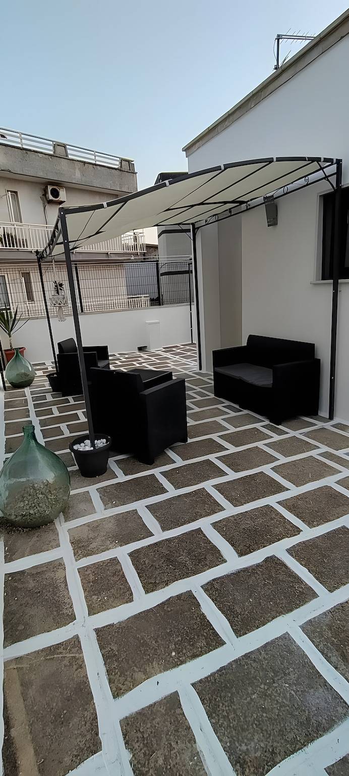 Apartamento entero, Apartamento 'L'aurora' con terraza compartida, Wi-Fi y aire acondicionado in San Vito dei Normanni, Salento