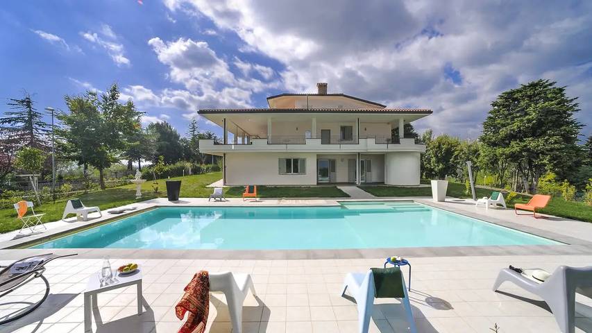 Casa vacanza per 27 persone, con giardino e piscina a Tavullia
