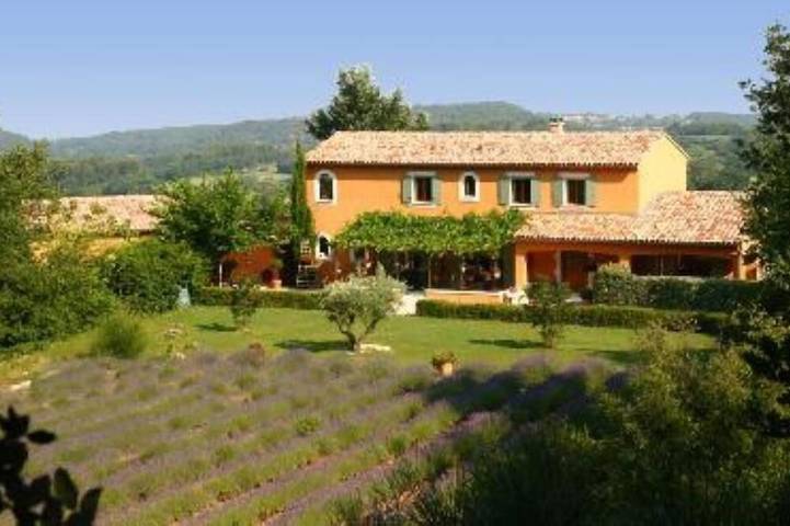 Gîte pour 5 personnes, avec balcon ainsi que piscine et jardin, animaux acceptés à Pernes-les-Fontaines