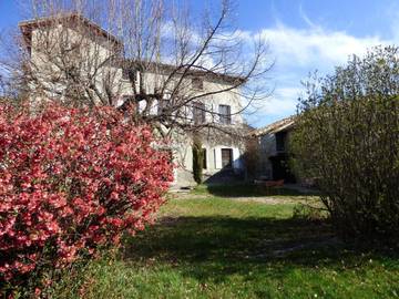 Gîte pour 2 personnes, avec vue ainsi que terrasse et jardin à Montjay