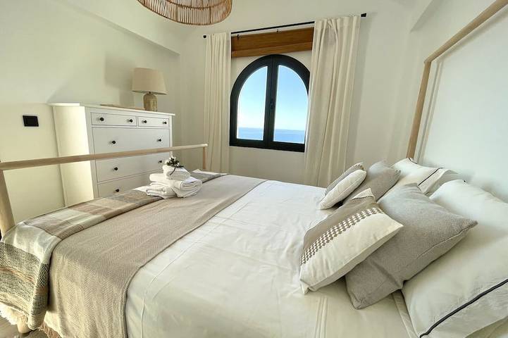 Stunning 3 bedroom house with communal pool and views in La Herradura, Almuñecar
