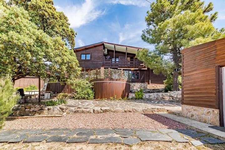 Casa rural para 9 personas, con Balcón y Jacuzzi además de Terraza y Jardín en Provincia de Madrid