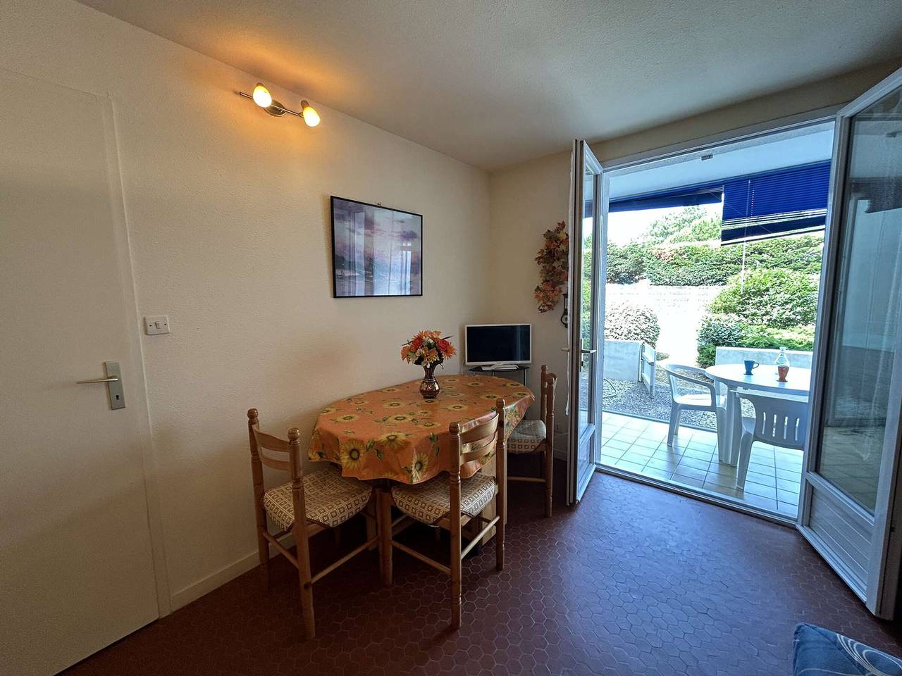 Entire apartment, Cozy 2-Room Apartment by the Beach with Terrace and Parking - Sleeps 4 in Saint-Jean-de-Monts, Vendée