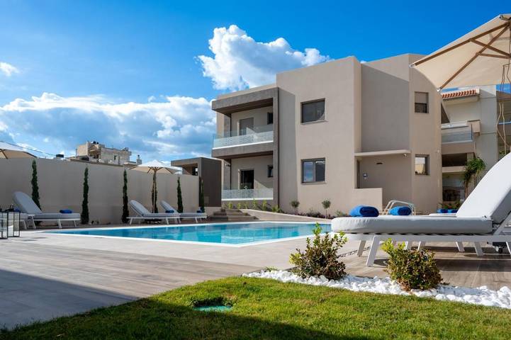 Apartahotel para 3 personas, con vistas y piscina para niños además de piscina y jardín en Creta