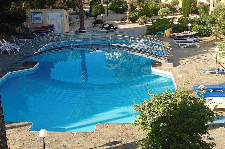 Ferienwohnung für 4 Personen, mit Terrasse und Pool sowie Garten in Paphos