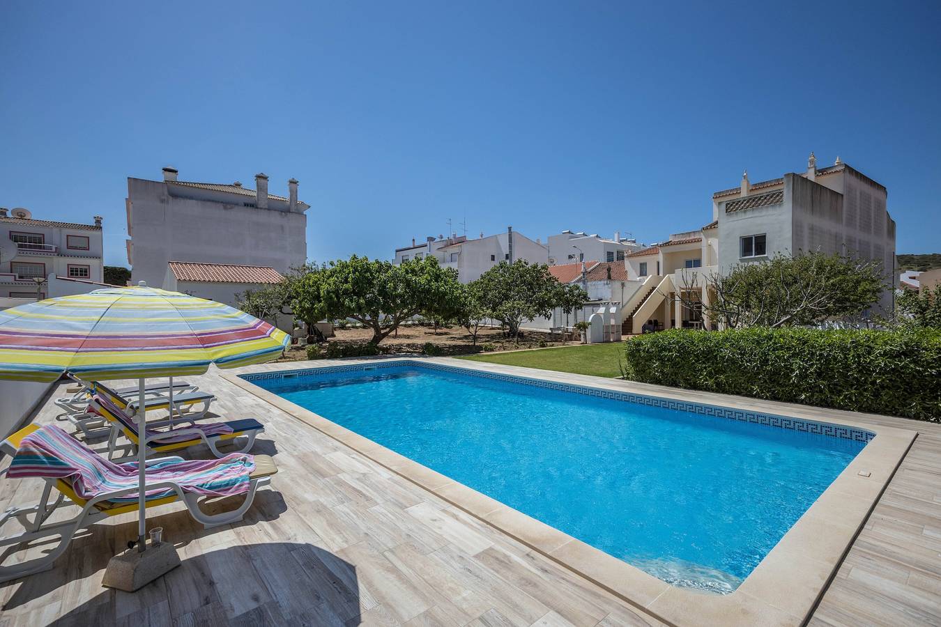 Apartamento entero, Casa de vacaciones Villas Brites nº5 con terraza descubierta, piscina compartida y Wi-Fi in Praia do Burgau, Parque Natural del Suroeste Alentejano y Costa Vicentina