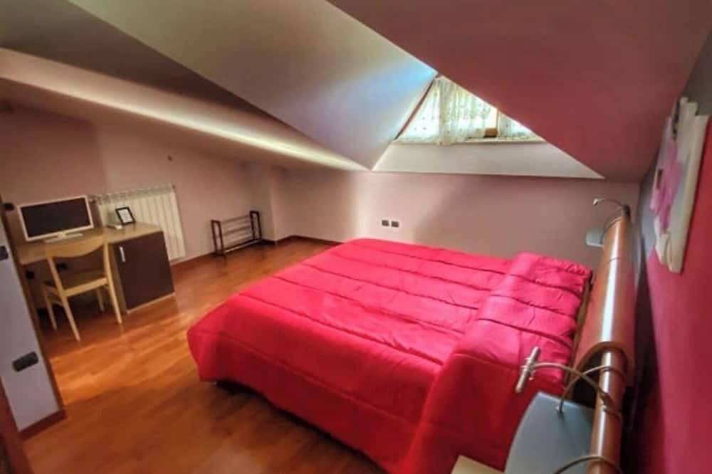 Villa Aresini Relais & Spa room with private outdoor Jacuzzi in Montemiletto, Provincia d'Avellino