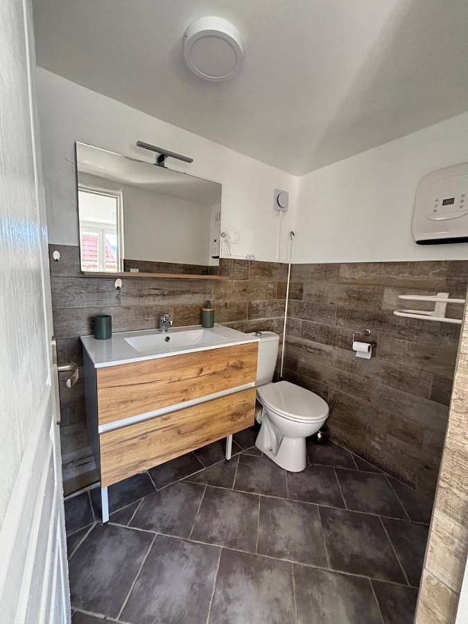 Location de vacances pour 3 personnes, avec terrasse et vue à Le Revest-les-Eaux - 2