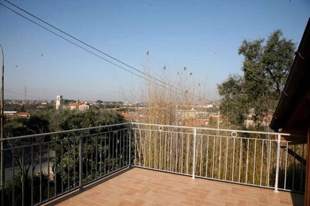 New beautiful villa, close to the sandy beach. Large terrace. Garden. in Pietrasanta, Costa de la Maremma