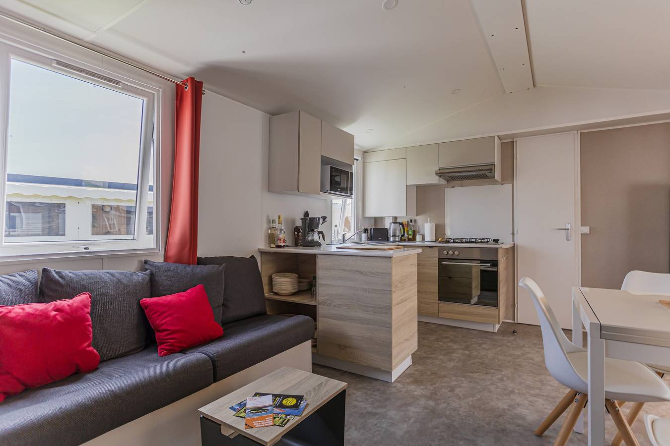Mobil Home '6 Personnes' con piscina compartida, terraza privada y Wi-Fi in Ambon, Côte des Mégalithes