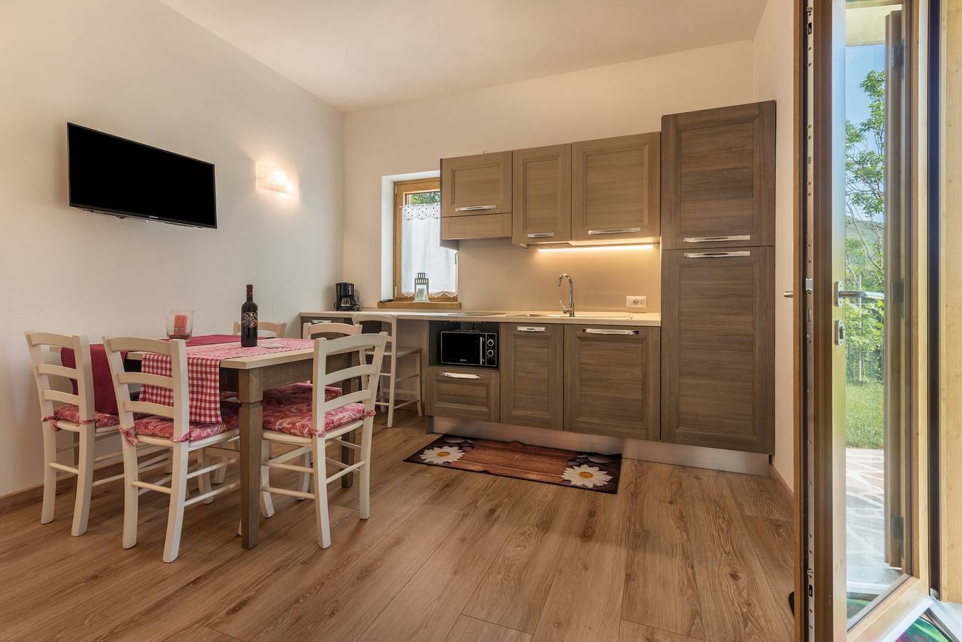 Geheel appartement, Appartement "Nonno Bigi Rosa" met Uitzicht op de Bergen, Wi-Fi & Tuin in Tremosine, Garda Bergen