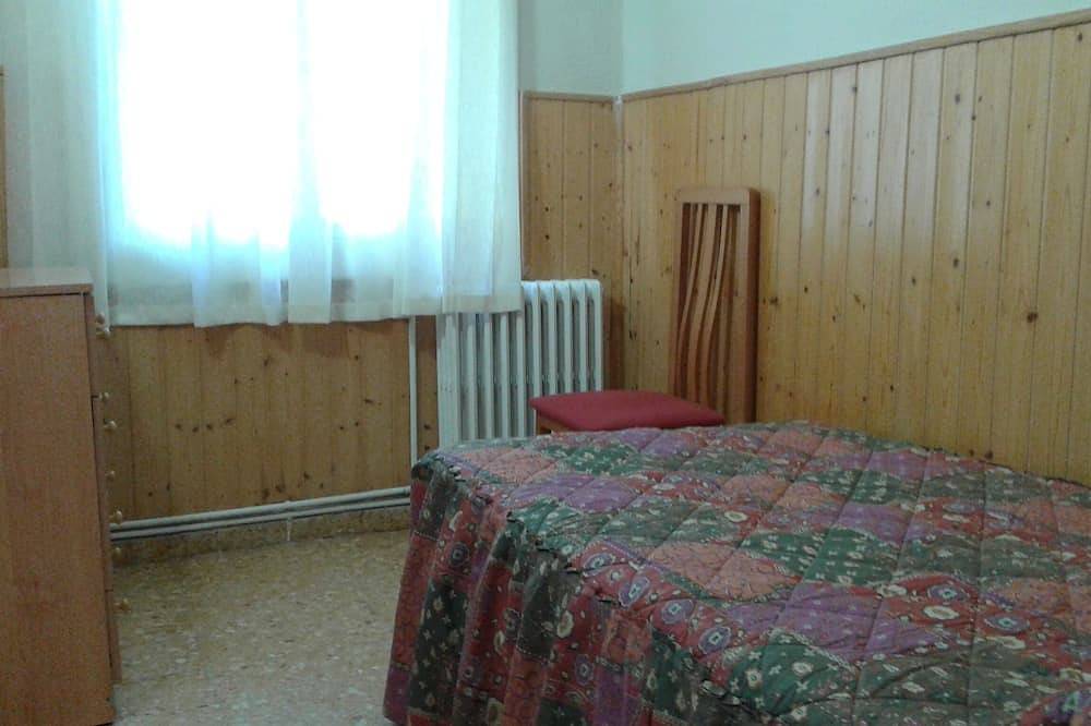 Spacious villa sleeps 20, swimming pool, tennis court, mini-golf course, garden, barbecue,... in Aiguaviva Parc, Vidreres