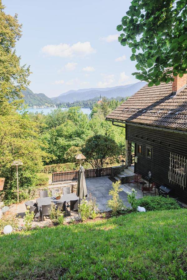 Ferienhaus für 7 Personen, mit Balkon und Terrasse sowie Garten und Seeblick in Bleder See