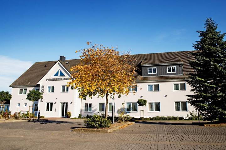 Hotel, mit Terrasse und Garten in Anklam - 3