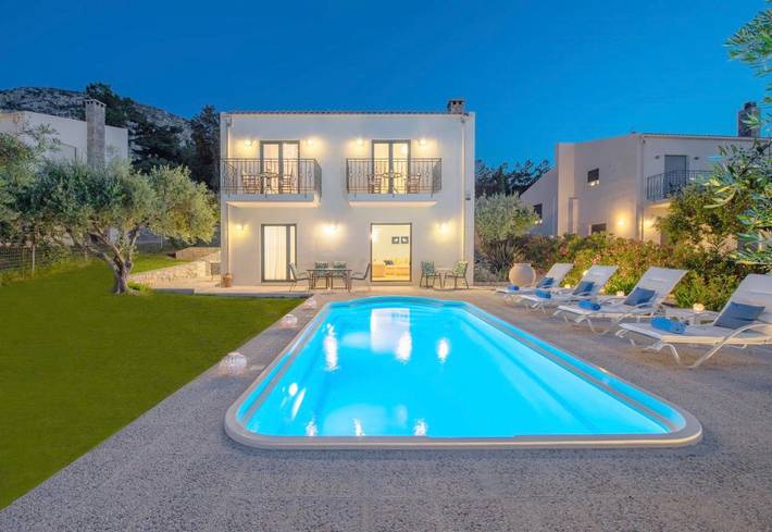 Villa pour 6 personnes, avec Balcon et Terrasse ainsi que Jardin et Piscine