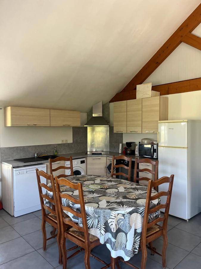 Gîte pour 6 personnes, avec Balcon et Terrasse ainsi que Jardin et Vue sur le lac à Crots