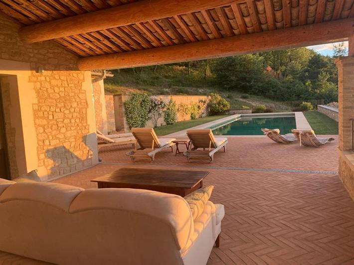 Location de vacances pour 2 personnes, avec terrasse ainsi que vue et piscine à Céreste - 2