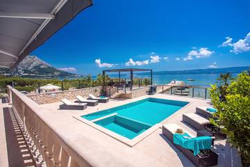 Ferienhaus mit Meerblick für 9 Personen, mit Balkon/Terrasse und Pool sowie Balkon und Meerblick in Split-Dalmatien