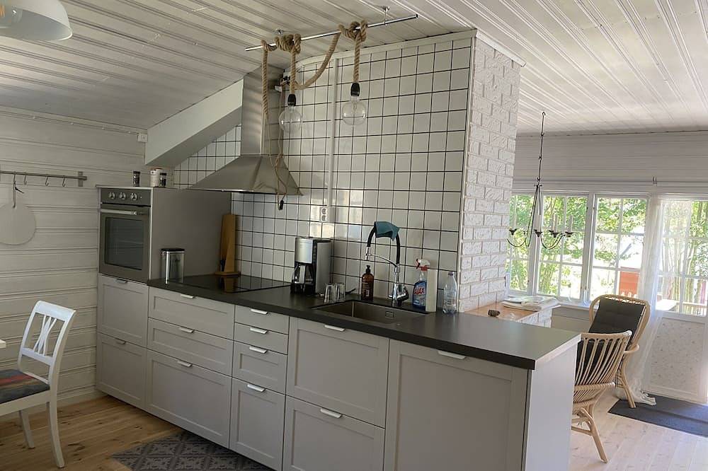 Cottage by Lake Sommen in Boxholm kommun, Sommen