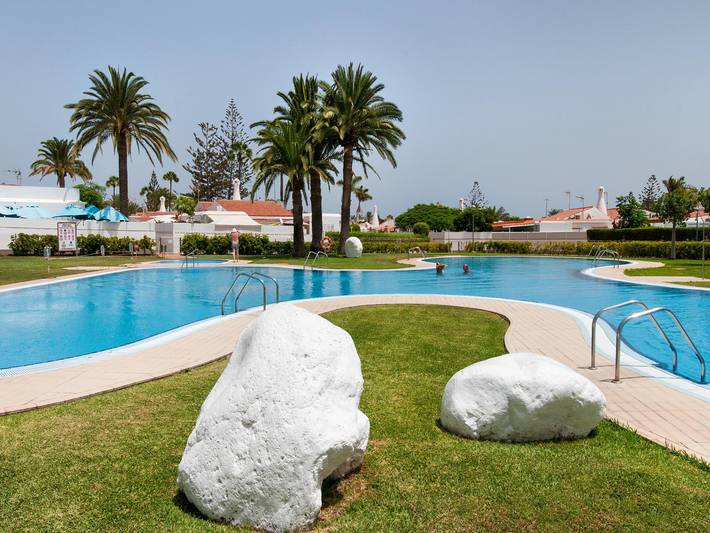 Gîte pour 5 personnes, avec terrasse ainsi que piscine et jardin