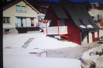 Chalet pour 4 personnes, avec jardin ainsi que piscine et balcon, animaux acceptés à Murat-le-Quaire