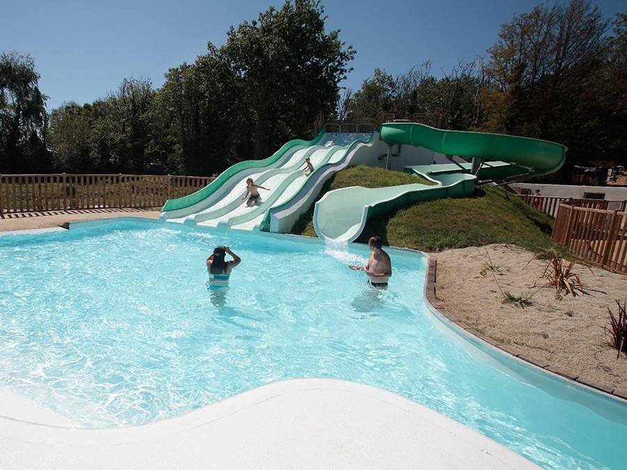 Flower Camping le Vorlen - Stacaravan 4 personen - Pmr Standaard Hout 24m² 2 kamers + Tv + Terras in Fouesnant, Côte de Cornouaille