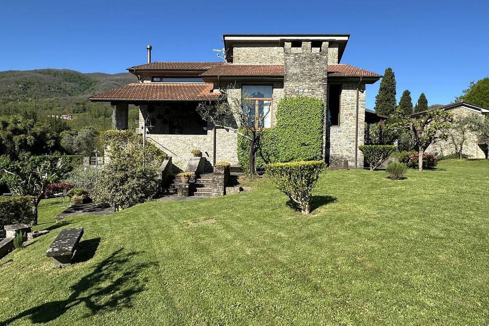 Villa Delia 10 Pax with pools, Bbq, near restaurants, Cinque Terre, and Versilia in Mulazzo, Val di Magra