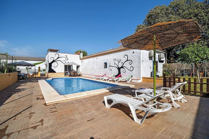 Casa de vacaciones para 14 personas, con jardín además de terraza y jacuzzi, Se admiten mascotas en San José del Valle
