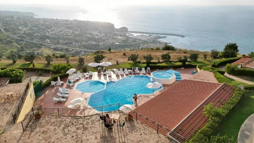 Casa de vacaciones para 6 personas, con piscina además de jacuzzi y jardín - 1
