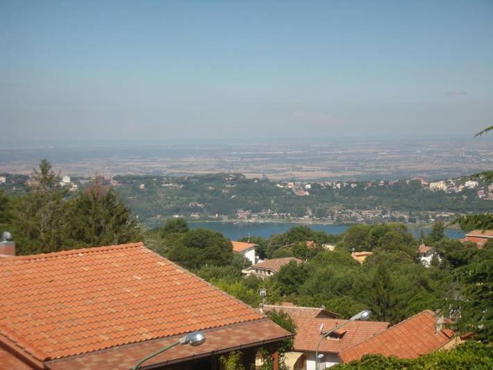 Appartamento per 2 persone, con giardino e panorama nonché terrazza e vista lago in Rocca di Papa