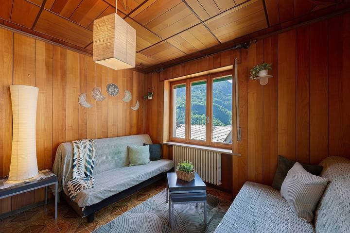 Hel lejlighed, 'Il Nido del Picchio Verde' Apartment with Mountain View, Balcony and Wi-Fi in Challand-Saint-Victor, Wallisian Alps
