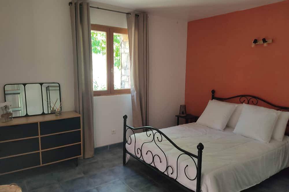 Holiday house: swimming pool, river, mountains, sea 20 minutes away. in Manso, Parco naturale regionale della Corsica