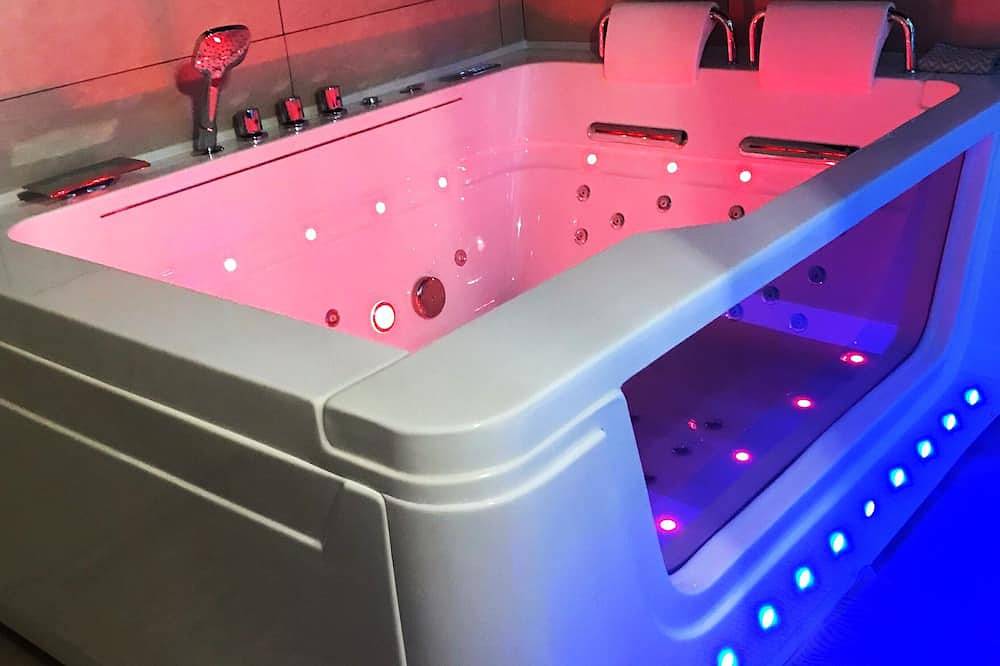 Romantic gite-Loft with private Spa near Nantes in Saint-Philbert-de-Bouaine, Vallée de la Loire