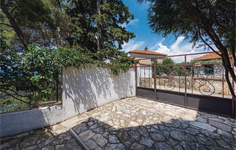 Gemütliche 90 m² große Wohnung mit Terrasse, Küche und WLAN, 600 m vom Strand entfernt in Brodarica, Šibenik-Knin