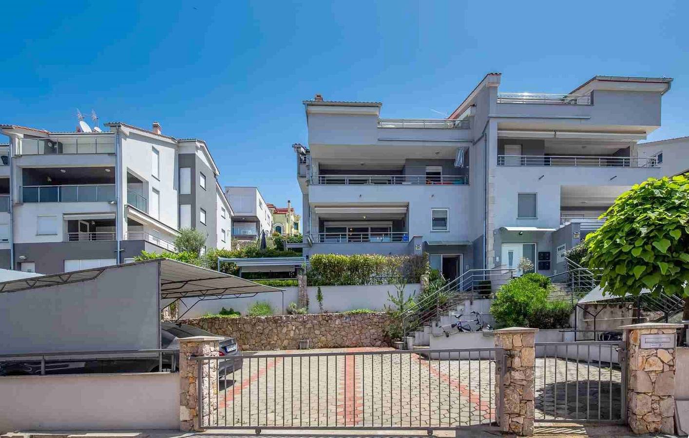 Ganze Wohnung, Stilvolle Ferienwohnung Sunflair mit schönem Balkon auf Krk in Njivice, Krk