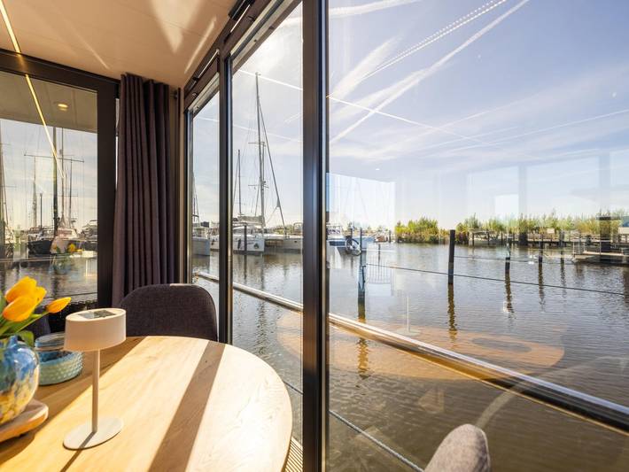 Hausboot im Yachthafen von Volendam in Volendam, Markermeer
