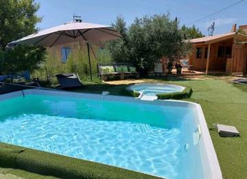 Cottage pour 2 personnes, avec jardin et terrasse ainsi que jacuzzi et piscine à Valensole