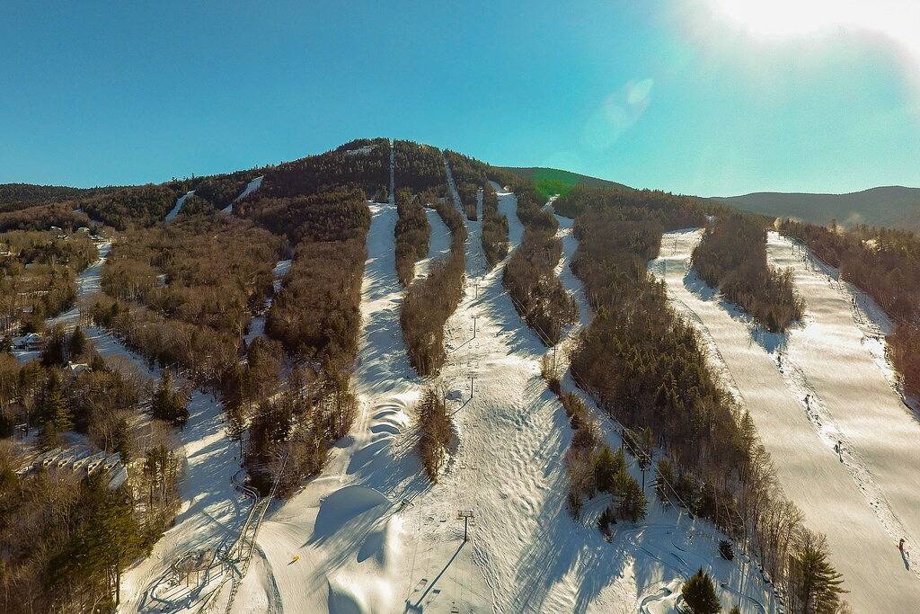 Sunlit Suite with a Kitchenette, Gas Fireplace, Fast Wifi, Patio, & Pool in Jackson (NH), White Mountain National Forest