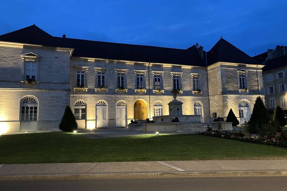 Apartamento entero, A 5min à Pieds du Centre et de L'établissement Thermal in Lons-le-Saunier, Jura