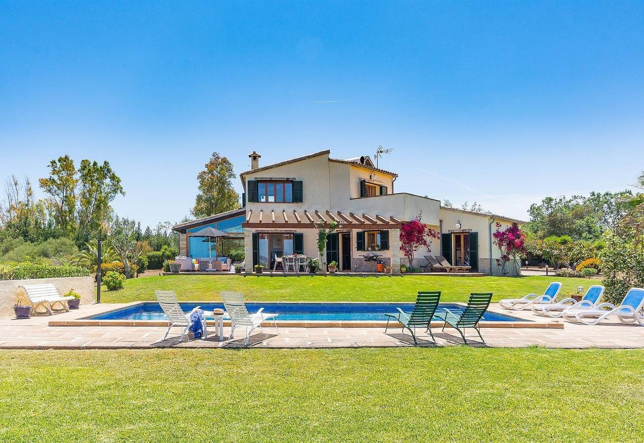 Casa de campo con piscina privada, vistas a la montaña, jardín, terrazas y Wi-Fi in Muro, Mallorca Norte