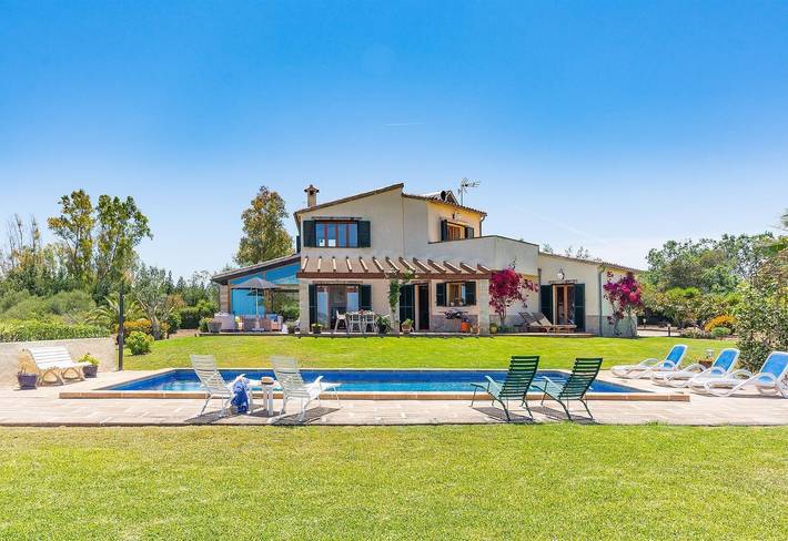 Casa de campo con piscina privada, vistas a la montaña, jardín, terrazas y Wi-Fi in Muro, Mallorca Norte