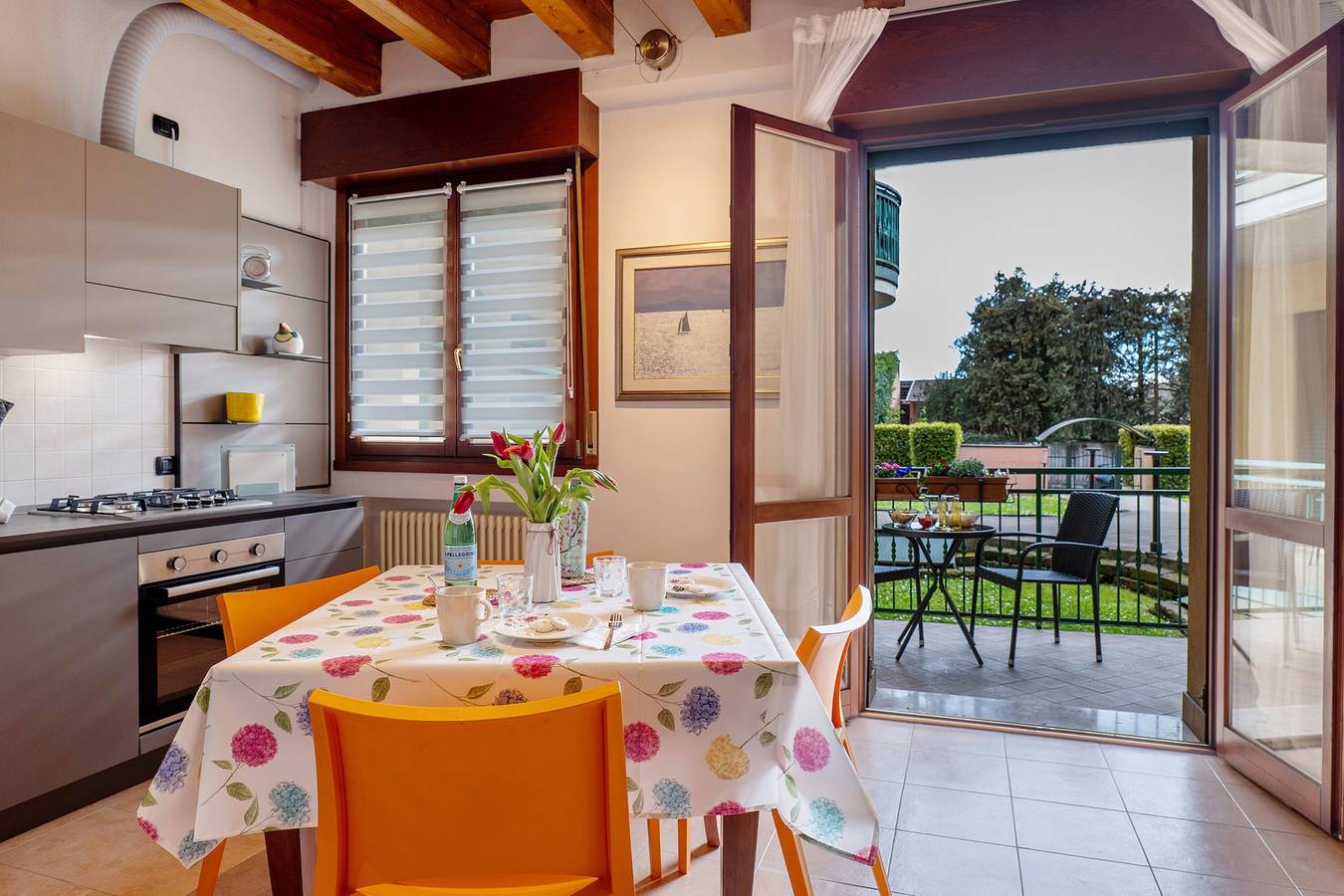 Ganze Wohnung, Ferienwohnung 'Kikosa House' mit privater Terrasse, Wlan und Klimaanlage in Castelnuovo del Garda, Gardasee-Berge